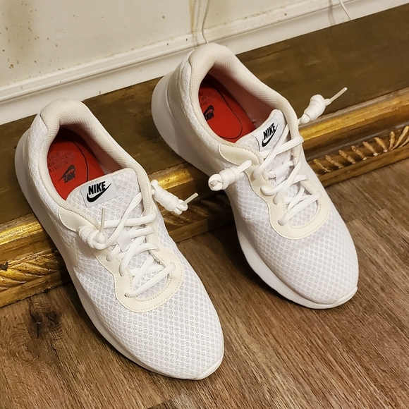 "SOLD" Nike Roshe tripple white excellent condition - Picture 6 of 7